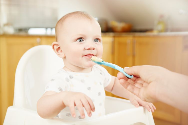ماذا تفعل إذا أصيب طفلك بالإمساك بعد البدء في تناول الأطعمة الصلبة؟