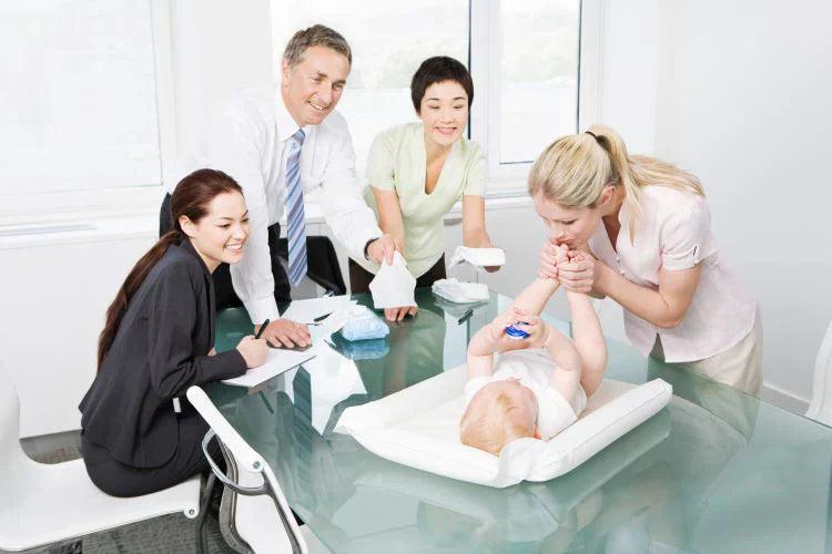 براز الطفل: دليل ملون لصحة طفلك